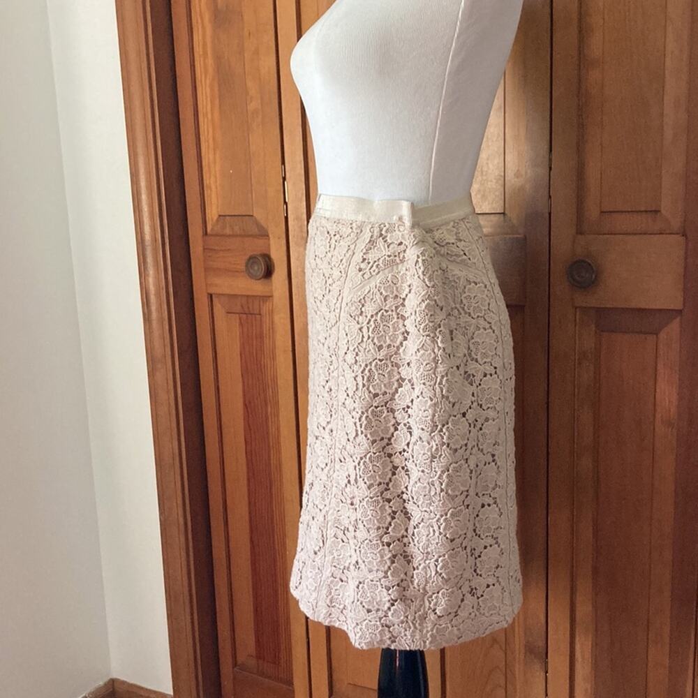 Ann Taylor Grey/Cream Lace Pencil Skirt, Size 6 - Picture 2 of 7